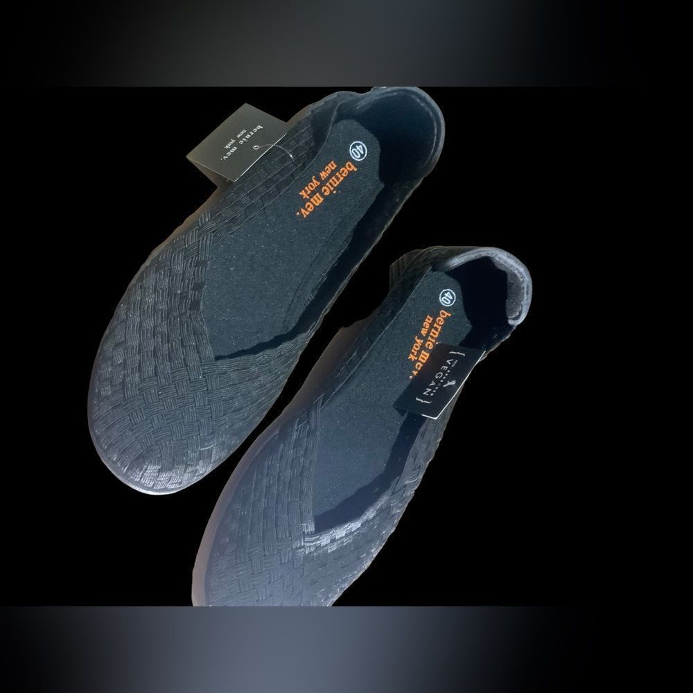 NWT- Bernie Meg STRUT CATWALK IN THIS PARADISE PRETTY SLIP -ON Size 40